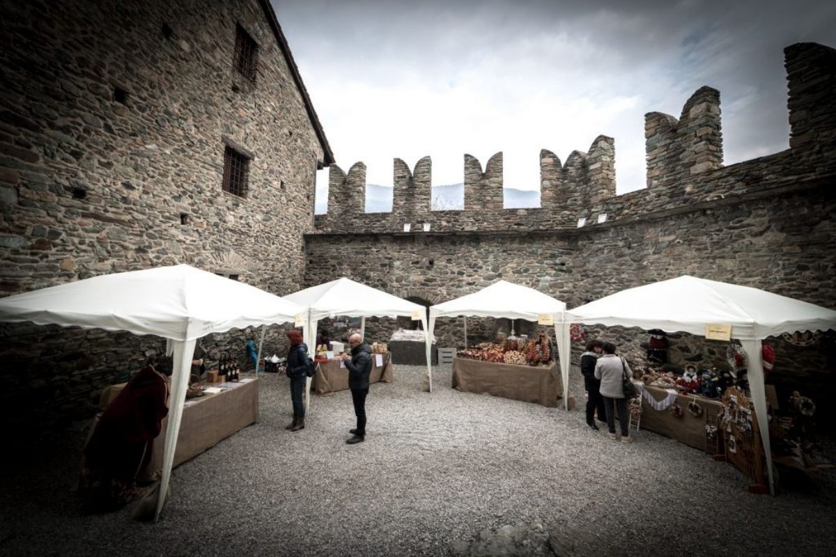Come allestire rapidamente uno spazio ombreggiato per le tue feste con un gazebo pieghevole