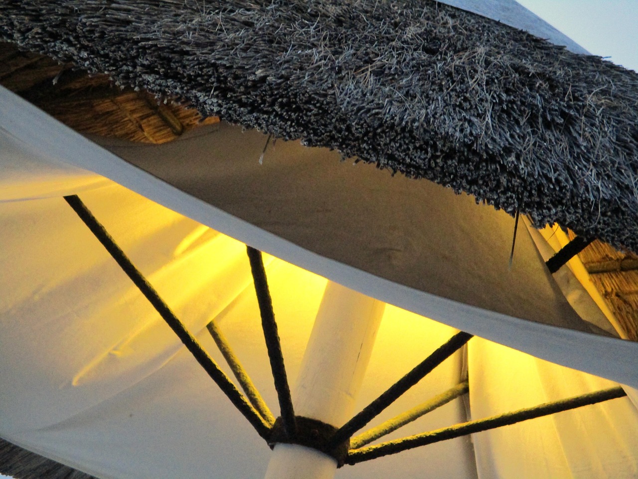 Poliestere idrorepellente e trattamento anti-UV: come proteggono il tuo gazebo e gli ospiti